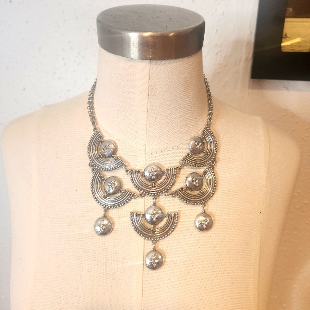 ✔️ NWT Chicos Silver Bib Necklace with Textured Crescent Convertible